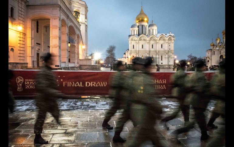 Militares ensayan en el Kremlin de Moscú, un día antes de la realización del sorteo del Mundial de Rusia. AFP/M. Antonov
