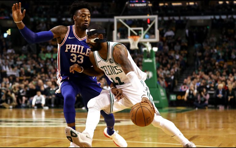 Kyrie Irving, la estrella de los Celtics (#11) se despachó con 36 puntos ayer ante Filadelfia. AFP/M.Meyer