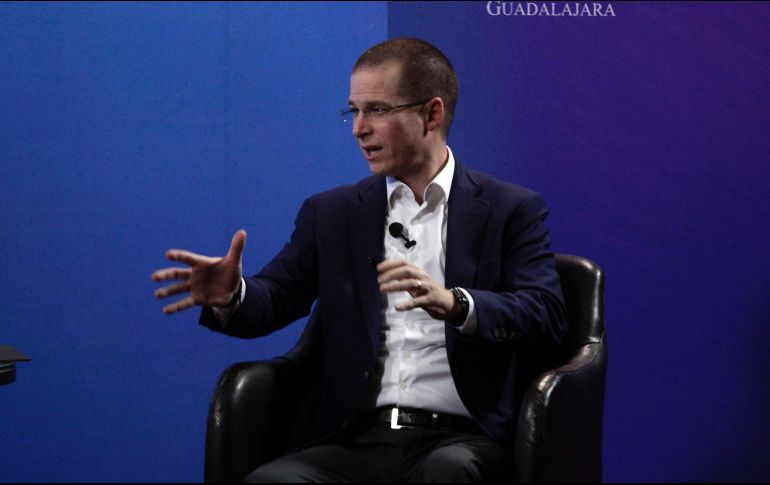 Ayer en la FIL, Ricardo Anaya recalcó la necesidad de un ingreso básico universal. SUN/J. Mendoza