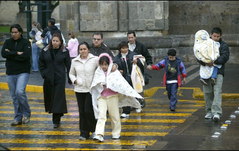 Un frente frío puede generar lluvias, granizo, descenso brusco de temperatura, bajas temperaturas, heladas, nevadas, vientos fuertes, así como tormentas invernales. EL INFORMADOR / ARCHIVO
