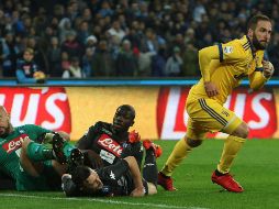 Higuaín (D) celebra tras anotar a pase de Dybala.  EFE/C. Abbate