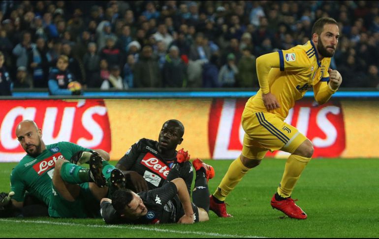 Higuaín (D) celebra tras anotar a pase de Dybala.  EFE/C. Abbate