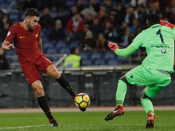 Kevin Strootman remata frente a Alfred Gomis para marcar el segundo gol de la Roma. AP/G. Borgia
