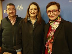 La novela de Adriana Abdó fue presentada por Francisco Ayón y Érika Loyo, que en la foto posan a sus costados. EL INFORMADOR/G. Gallo