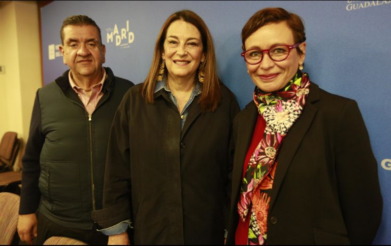 La novela de Adriana Abdó fue presentada por Francisco Ayón y Érika Loyo, que en la foto posan a sus costados. EL INFORMADOR/G. Gallo