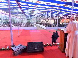 “Cuando un pueblo, una religión o una sociedad se convierten en un pequeño mundo, pierden lo mejor que tienen”, dice. AP/ L. Romano