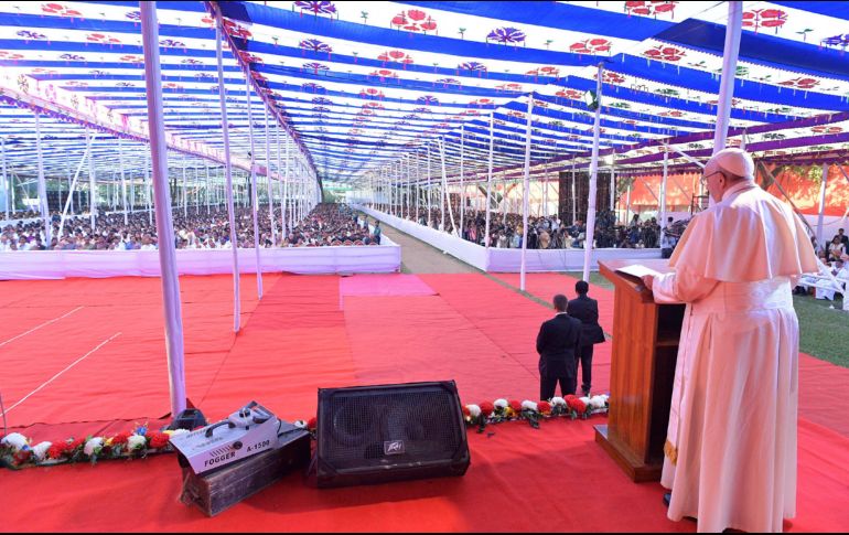 “Cuando un pueblo, una religión o una sociedad se convierten en un pequeño mundo, pierden lo mejor que tienen”, dice. AP/ L. Romano