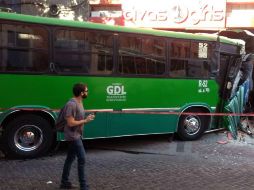 El chofer de la unidad espera el arribo de las autoridades para recibir la atención médica. ESPECIAL/ ARCHIVO