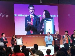 Micaela, esposa del difunto caricaturista, recibe el reconocimiento post mortem a Rius. EL INFORMADOR / J. Alcaraz