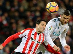 Cristiano Ronaldo (D) y Karim Benzema, del club blanco, estrellaron un par de disparos en los postes. AFP/A. Gillenea