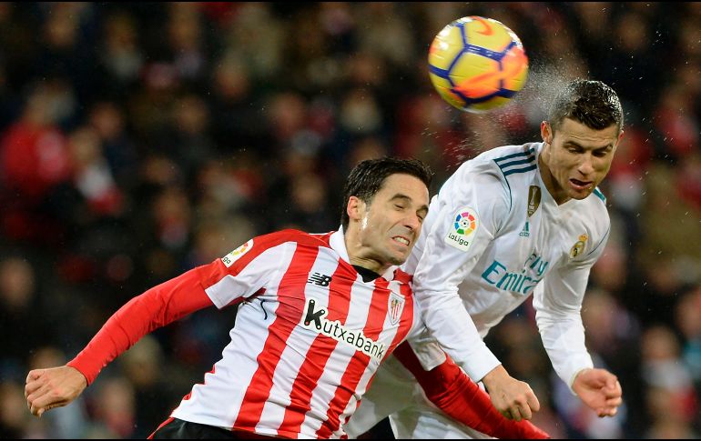 Cristiano Ronaldo (D) y Karim Benzema, del club blanco, estrellaron un par de disparos en los postes. AFP/A. Gillenea