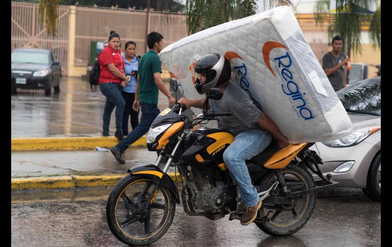 Además de las manifestaciones, algunos grupos han aprovechado el caos para saquear supermercados. AFP / J. Perdomo