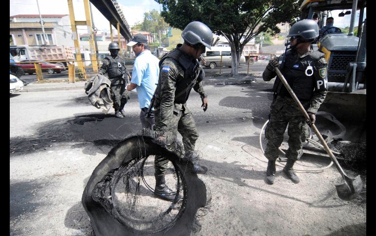 A partir de la noche del viernes, el gobierno hondureño declaró un estado de emergencia por los siguientes 10 días, lo que agravó la crispación social. EFE / H. Espinoza