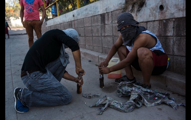 Los grupos que salen a las calles cargan con elementos explosivos que arrojan contra los convoyes policiales. AP / R. Abd