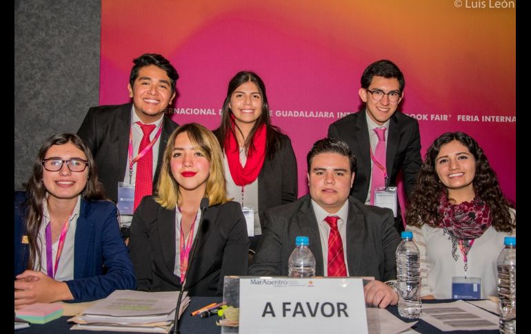 Equipo a favor de la tesis, conformado por (izq. arriba) Yostaltepetl Vera, Shelsea Mendoza, Diego Graciano,  Fátima Guzmán, Fernanda Sánchez, Carlos Suro y Rosalía Jiménez. MAR ADENTRO / L. E. León