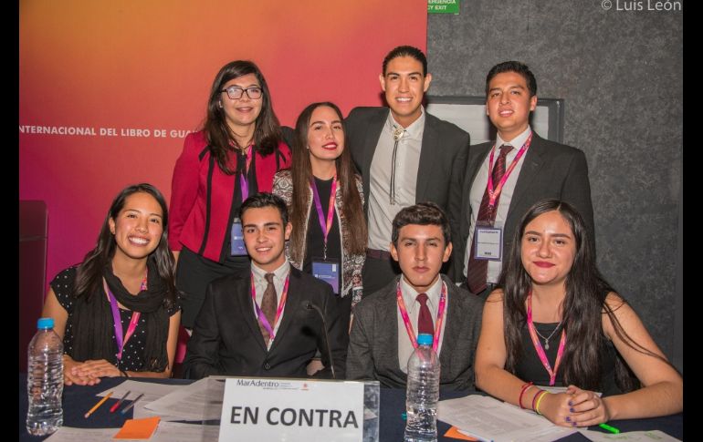 Equipo en contra de la tesis, dentro de ambos equipos, se encuentra jóvenes como (izq. arriba) Mabel Arciniega, Ángela Hernández, Roger Gómez, Daniel Kelly, Karina Rioyos, Bequer González, Edrey Martínez, y Andrea Martínez. MAR ADENTRO / L. E. León