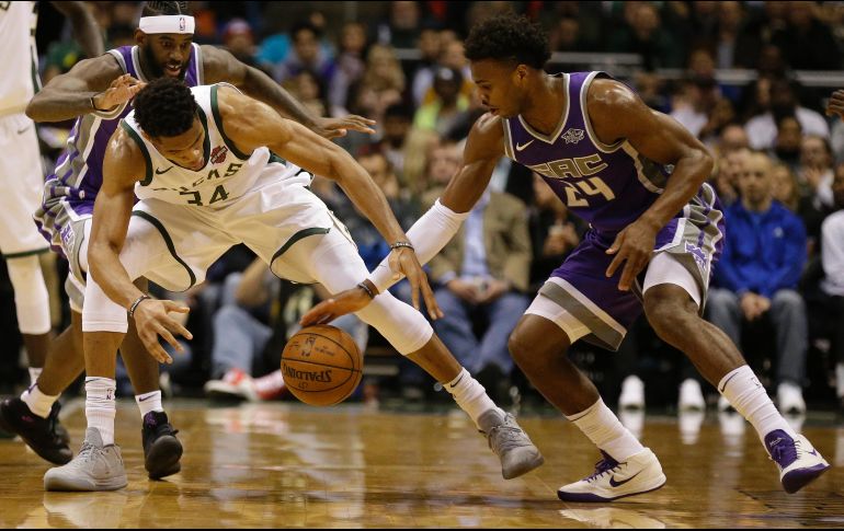 Antetokounmpo (i, #34) está destinado a ser una estrella más brillante de lo que ya es y con el paso de los años puede llegar a ocupar el lugar que deje vacante LeBron James. AP