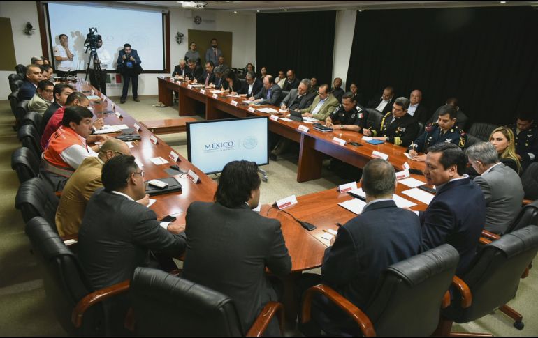 Seguridad. Los funcionarios en junta en el Centro Nacional de Prevención de Desastres. ESPECIAL