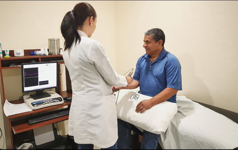 La médico especialista en rehabilitación, Catalina Cisneros, da estímulos eléctricos al paciente Miguel Rodríguez Jiménez, cuyas respuestas se registran en una computadora. EL INFORMADOR/T. Villaseñor