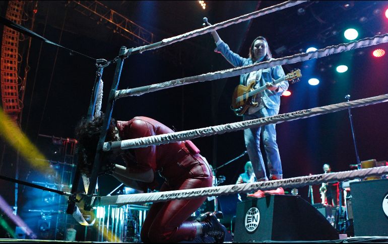 La presentación lúdica evocaba la lucha libre: al frente del escenario se colocaron cuerdas para replicar el ambiente. EL INFORMADOR / A. Camacho