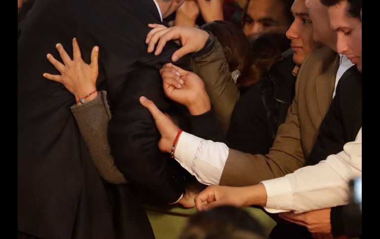 Simpatizantes se acercan a tocar al ex secretario de Hacienda.