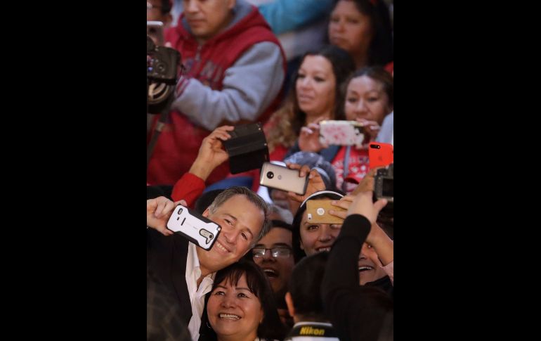 A su llegada, Meade se detuvo a saludar a la militancia y tomarse fotos.