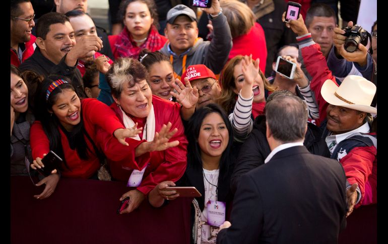 El aspirante presidencial se dio un baño de masas.
