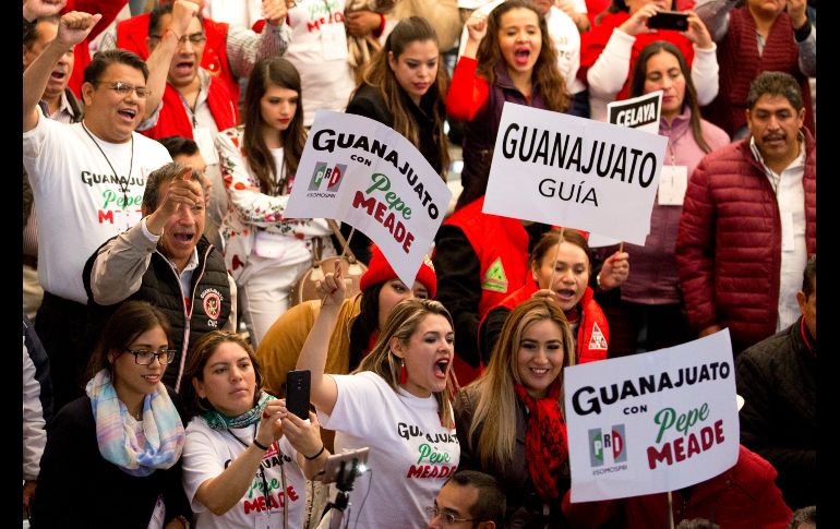 miles de militantes que se congregaron para aplaudir y desear suerte a Pepe Meade, el apodo con el que se le conoce.