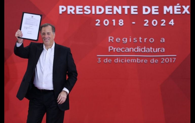 Meade muestra el documento tras registrarse oficialmente como precandidato del PRI.