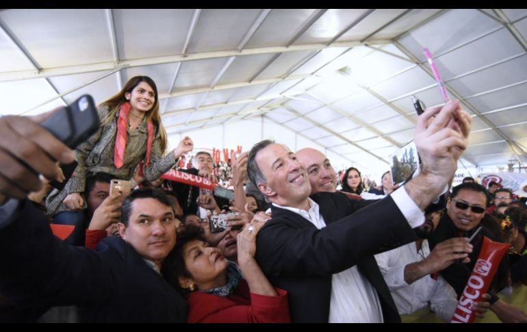 Más fotos con simpatizantes.