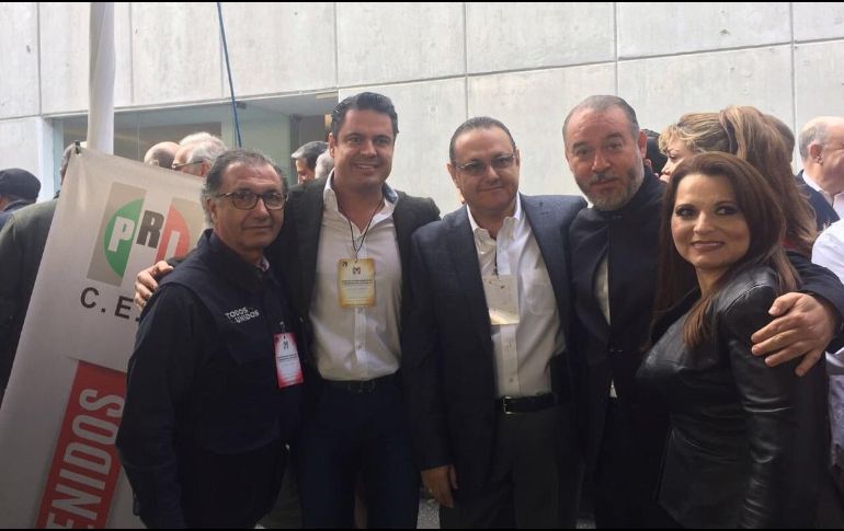 Héctor Pizano acompañó a José Antonio Meade en su nombramiento como precandidato oficial a la presidencia de la República. TWITTER / @HecPizano