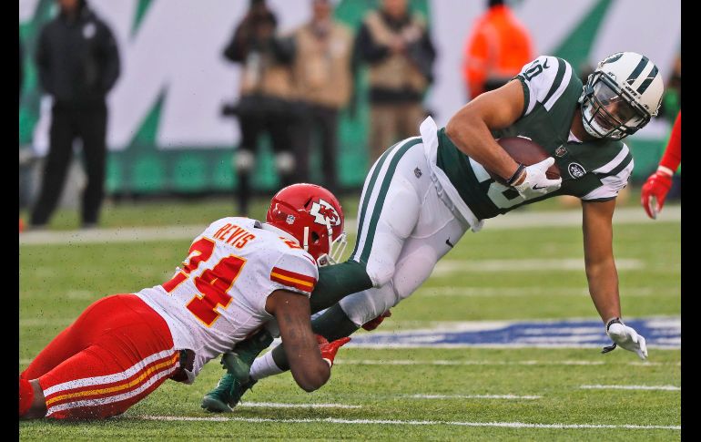 Darrelle Revis (i), de los Chiefs de Kansas City, y Jermaine Kearse, de los Jets de Nueva York, en una jugada de la primera mitad del partido de la NFL en East Rutherford, Estados Unidos. AP/J.  Jacobson