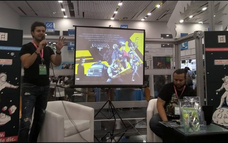 Fernando Sánchez y Quetzal Cárdenas durante la charla de su proyecto de cómic que se ha mantenido casi una década en el mercado. EL INFORMADOR