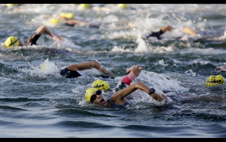 Atletas compiten durante la carrera Ironman Cartagena 70.3, en la ciudad colombiana de Cartagena. EFE/R. Maldonado