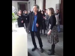 Burton se paseó por el Museo Franz Mayer para observar sus figuras, dibujos y demás elementos que conforman la muestra. TWITTER / @el_mayer