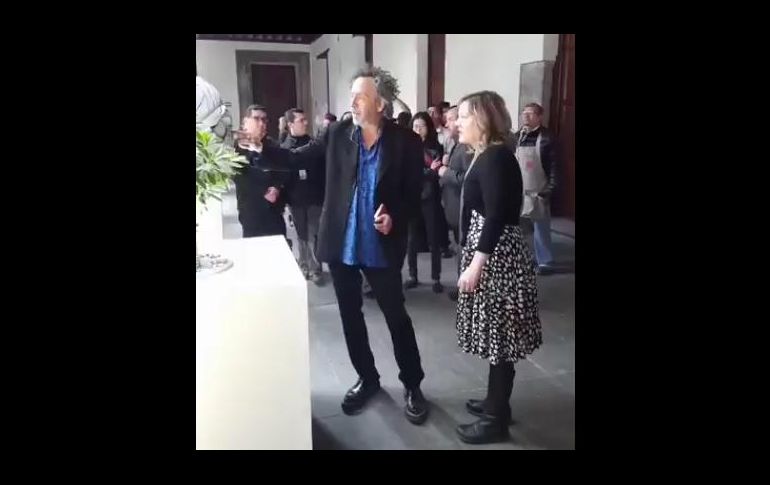 Burton se paseó por el Museo Franz Mayer para observar sus figuras, dibujos y demás elementos que conforman la muestra. TWITTER / @el_mayer