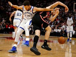 Curry (I) juega pese a un dolor en un dedo de la mano con la que dispara. AP/ J. Skipper