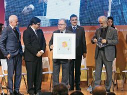 Representantes tanto de Portugal como de España intercambiaron obsequios en la presentación del país invitado a la FIL 32. EL INFORMADOR/E. Barrera