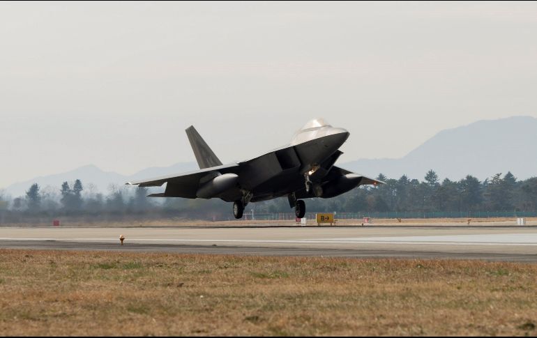 Fotografía cedida por la Séptima Fuerza Aérea de Estados Unidos que muestra a un caza furtivo F-22 mientras despega desde base de Gunsan durante las maniobras 