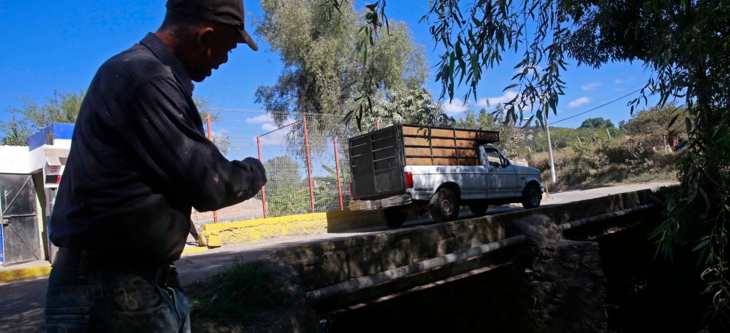 PLANTA TRATAMIENTO RIO BLANCO - Aspectos. Local. El Informador. VISITA A EL POBLADO DE RIO BLANCO EN EL MUNICIPIO DE ZAPOPAN, PARA BUSCAR LA PLANTA DE TRATAMIENTO DE AGUAS RESIDUALES, UBICADA POR LA CALLE INDEPENDENCIA SIN NUMERO, LA CUAL SE ENCONTRO ABANDONADA Y SIN FUNCIONAR. AQUI EL ARROYO CUYO NOMBRE ES IGUAL QUE EL POBLADO, JUSTO A LADO DE AREA DE JUEGOS Y PUENTE. 171114,LOCAL,MAV018. Fecha: 14 de Noviembre de 2017.