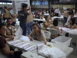 Vista general de empleados del Tribunal Supremo Electoral de Honduras mientras realizan el escrutinio especial de las actas inconsistentes. EFE/G. Amador