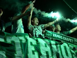 Aficionados festejaron en la Arena Condá, donde se realizó una vigilia y una ceremonia a fin de recordar a las 71 personas fallecidas por el accidente en noviembre del año pasado. AFP / ARCHIVO