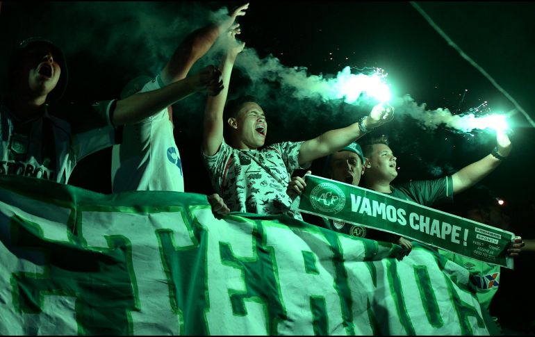 Aficionados festejaron en la Arena Condá, donde se realizó una vigilia y una ceremonia a fin de recordar a las 71 personas fallecidas por el accidente en noviembre del año pasado. AFP / ARCHIVO