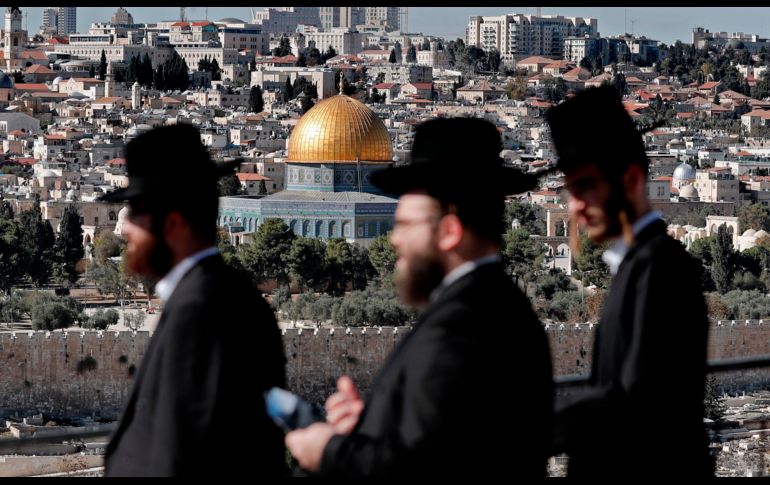 Judíos ultraortodoxos caminan en la zona del Monte de los Olivos en Jerusalén, Israel. AFP/T. Coex
