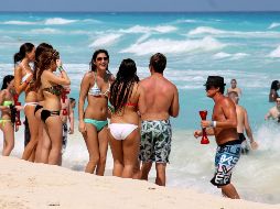 Los viajes que realizan constituyen para ellos una oportunidad de compartir esos momentos y experiencias con sus amistades a través de redes sociales. EL INFORMADOR/ARCHIVO