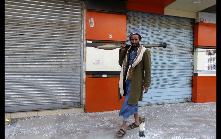 Un rebelde hutí carga una granada propulsada por cohete frente a la residencia del ex presidente  de Yemen, Ali Abdullah Saleh, en Saná. Saleh murió hoy cuando el convoy en el que viajaba y huía fue atacado por rebeldes hutíes. AFP/M. Huwais
