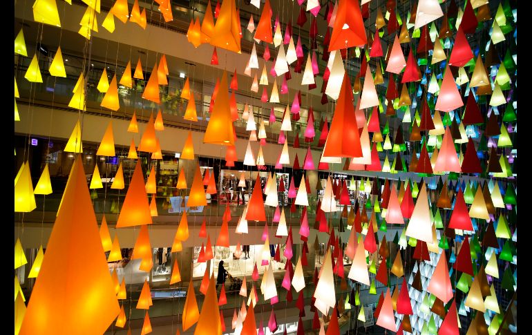 Adornos navideños con luces cuelgan en el distrito de compras Omotesando en Tokio, Japón. AP/S. Kambayashi