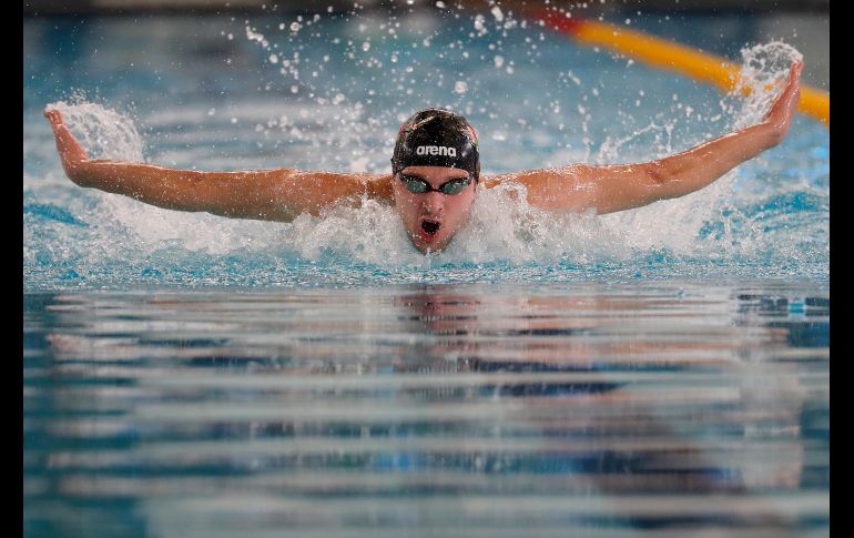 El bielorruso Ihar Boki compite en la final de 100 metros mariposa categoría S13 hombres, en el marco del Campeonato Mundial Paralímpico de Natación que se realiza en Ciudad de México. EFE/J. Méndez