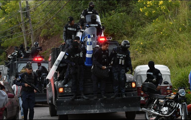 El gobierno de Hernández impuso un toque de queda de 10 días entre las 18:00 horas a las 06:00 de la mañana para sofocar las manifestaciones. AFP / J. Ordonez