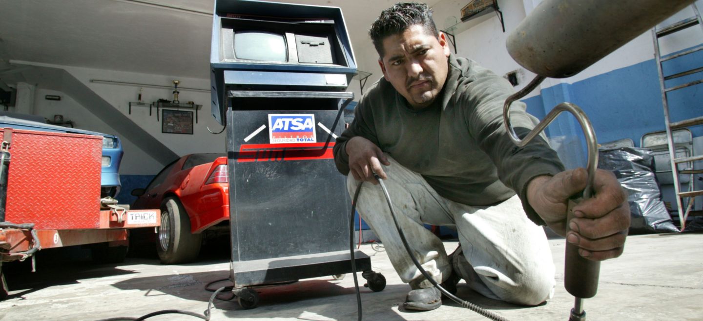 4 DE ENERO DE 2006. LAS AUTORIDADES DE JALISCO EXIGEN EN ESTAS FECHAS A AUTOMOVILISTAS LA VERIFICACION DEL ANO 2006, DE NO TRAER ESTE HOLOGRAMA EN LOS CRISTALES DE LOS COCHES SERAN RECOGIDOS Y MANDADOS AL CORRALON, SIN EMBARGO EN LAS DISTINTAS UNIDADES AUTORIZADAS PARA REALIZAR ESTA AFINACION ASEGURAN NO CONTAR CON ESTOS ENGOMADOS Y QUE LES SURTIRAN HASTA EL REGRESO DE VACACIONES, ES DECIR HASTA EL 8 DE ENERO. ENTONCES PUES, SERAN 4 DIAS QUE LOS CONDUCTORES JALISCIENSES QUEDARAN DESAMPARADOS YA QUE NO PODRAN AFINAR SU AUTO HASTE ESA FECHA. EN LA FOTO UN TALLER ACREDITADO UBICADO SOBRE LA CALLE EUROPA AL CRUCE DE LA 64. UN MECANICO REALIZA LA VERIFICACION A UN AUTOMOVILISTA QUIEN POR PROPIA VOLUNTAD DECIDIO AFINAR SU AUTOMOTOR A PESAR DE QUE NO LE IBAN A ENTREGAR EL HOLOGRAMA.  FOTOGRAFIA SAUL NUNEZ EL INFORMADOR.